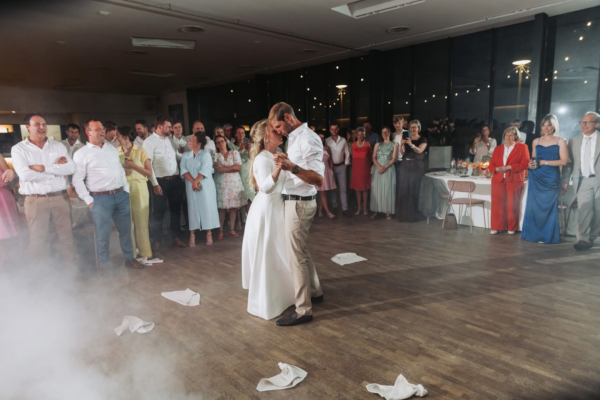 Openingsdans met gasten in een kring
