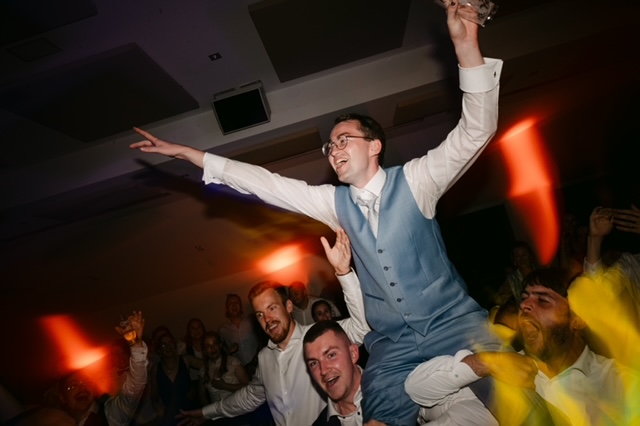 Gast wordt op schouders gedragen tijdens feest