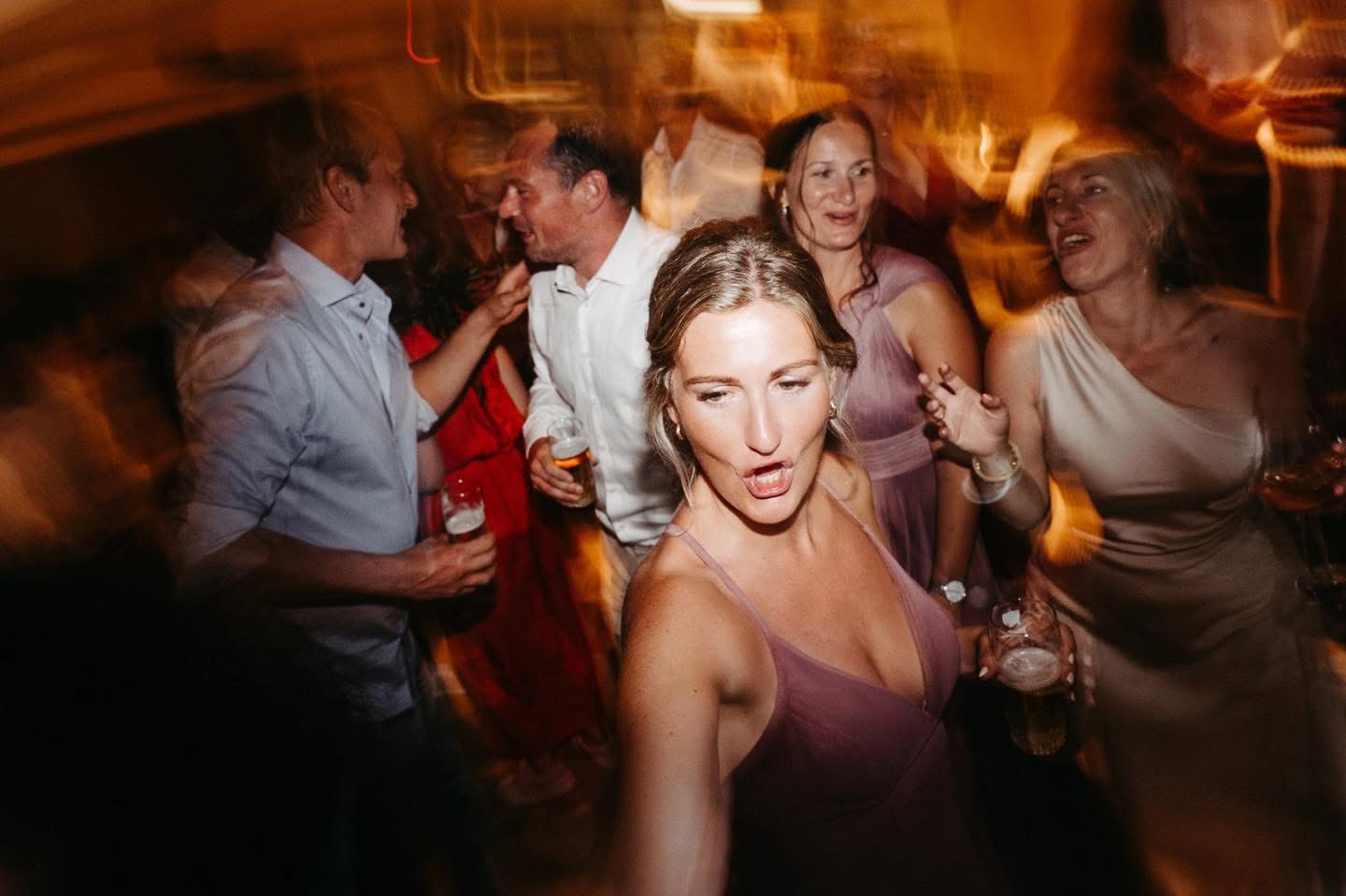Bruidsmeisje danst tussen vrienden