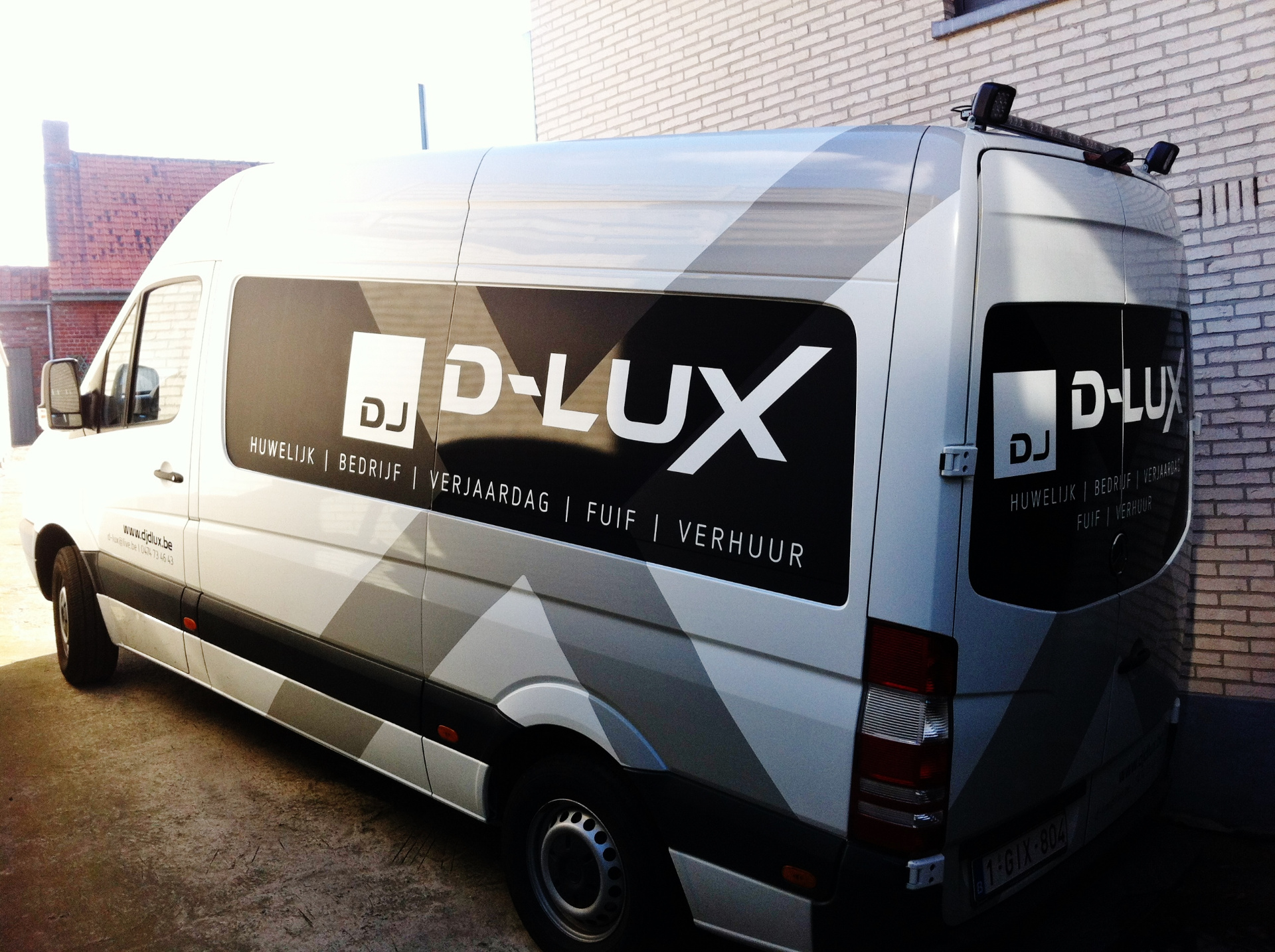 DJ D-Lux bestelwagen
