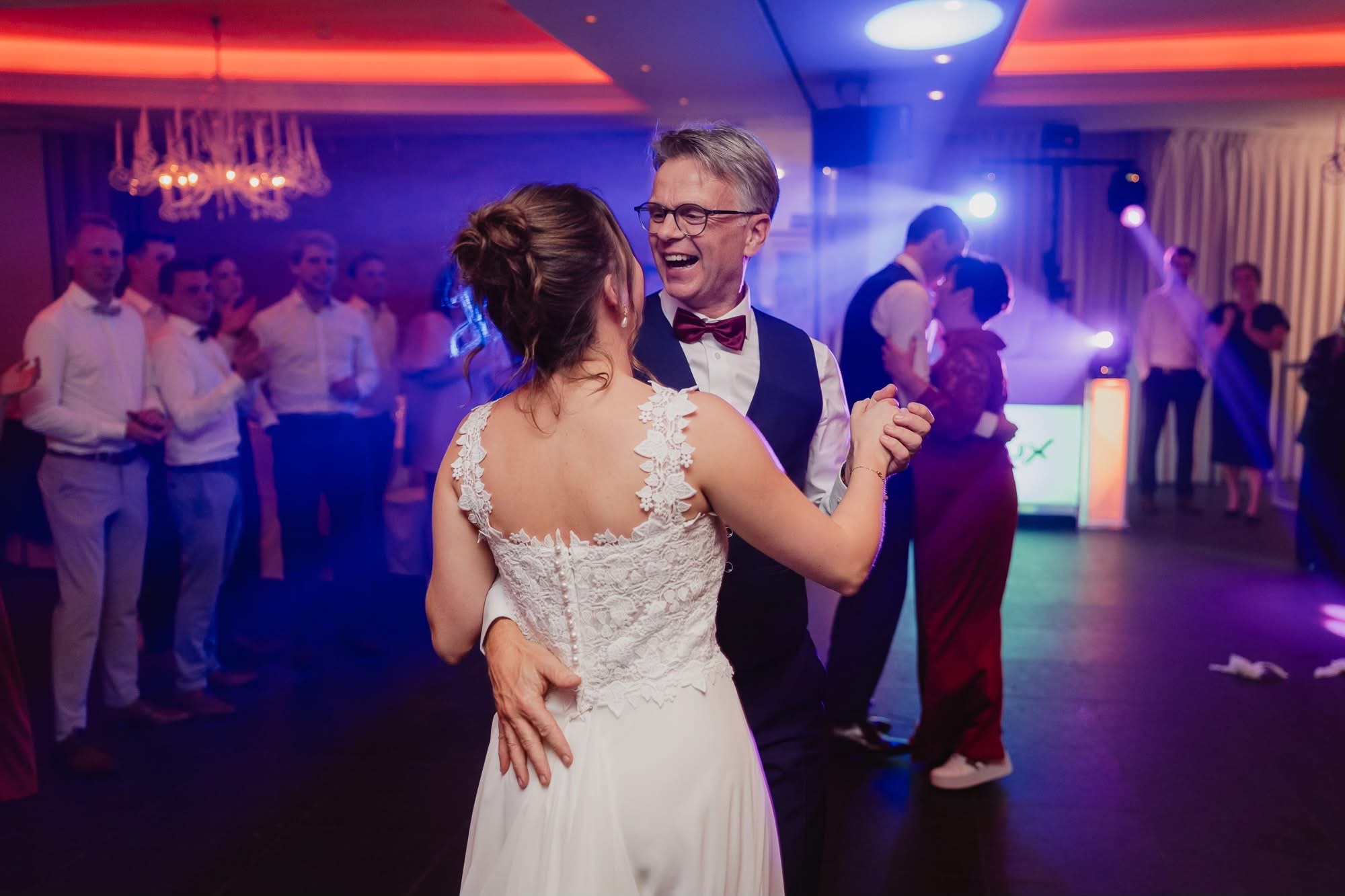 Bruid danst met vader