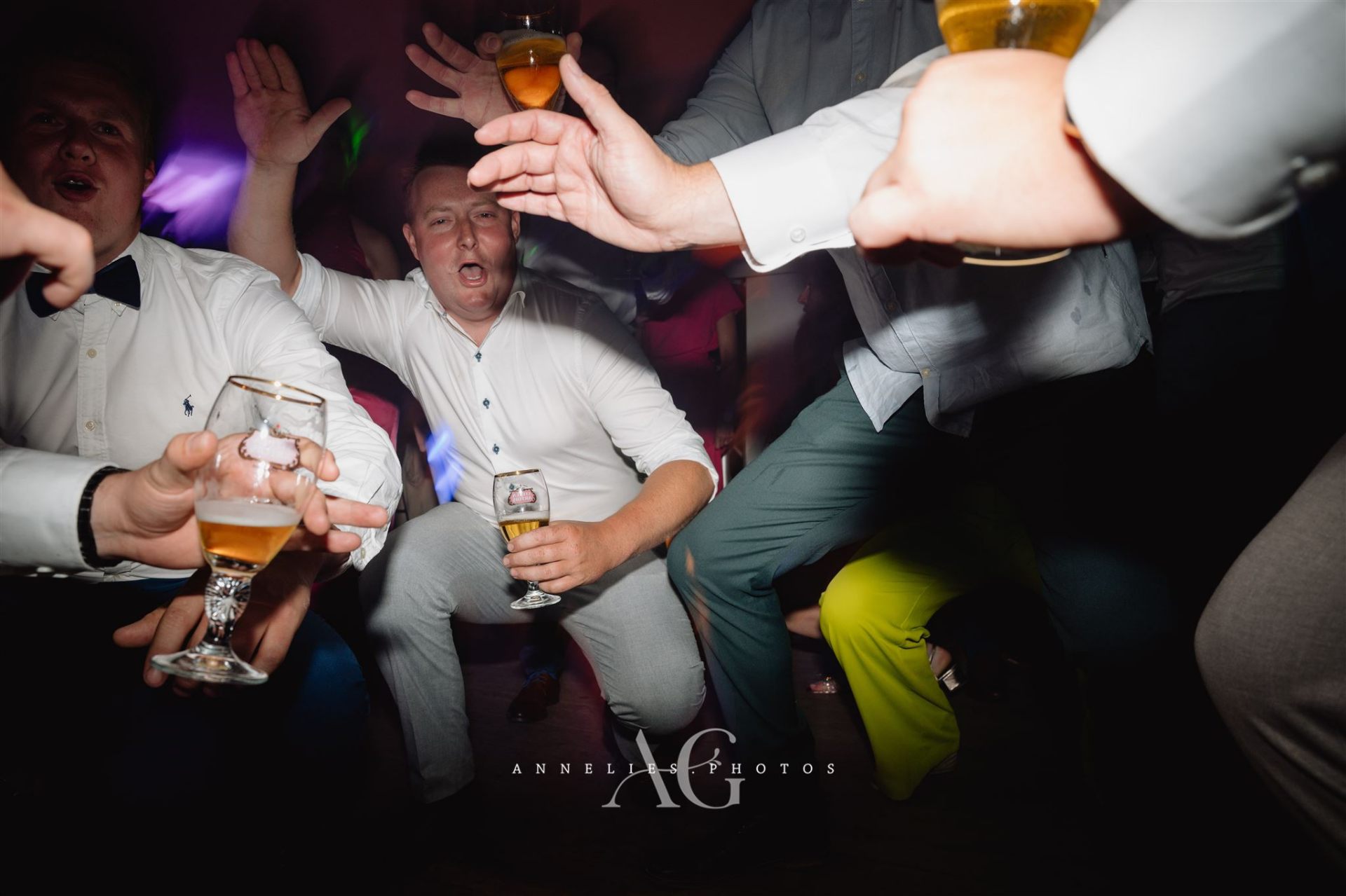 Gasten zingen en dansen met glazen in de hand